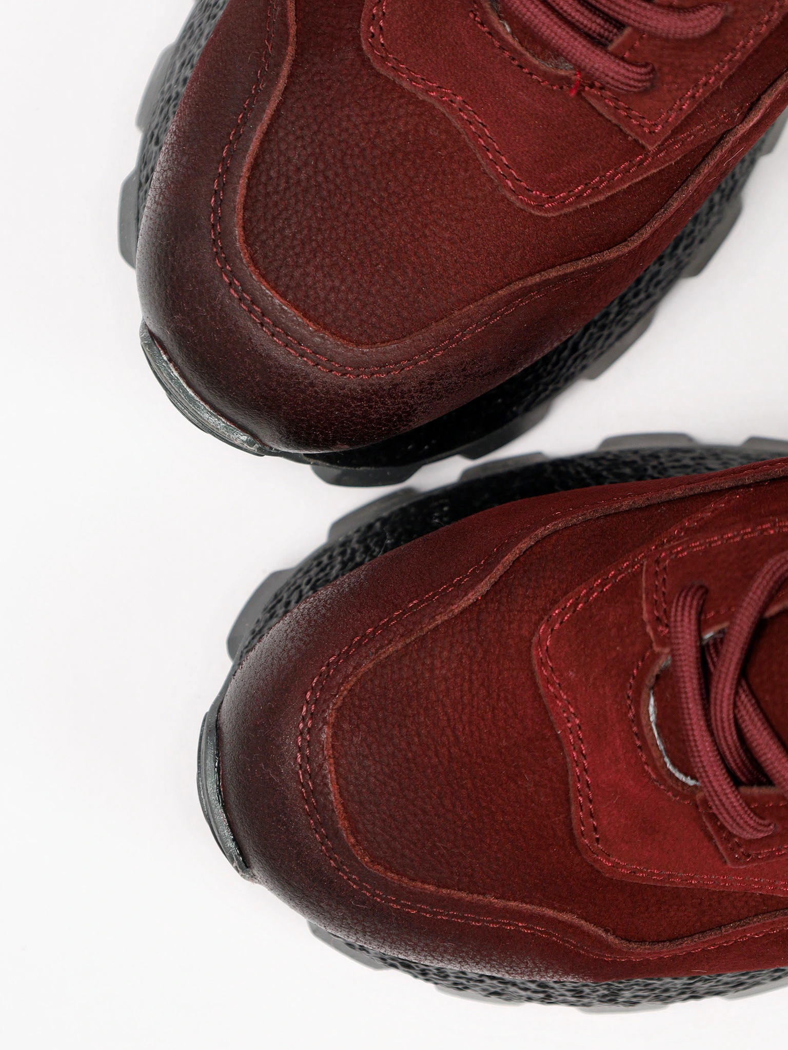 Кроссовки бордового цвета на рельефной подошве